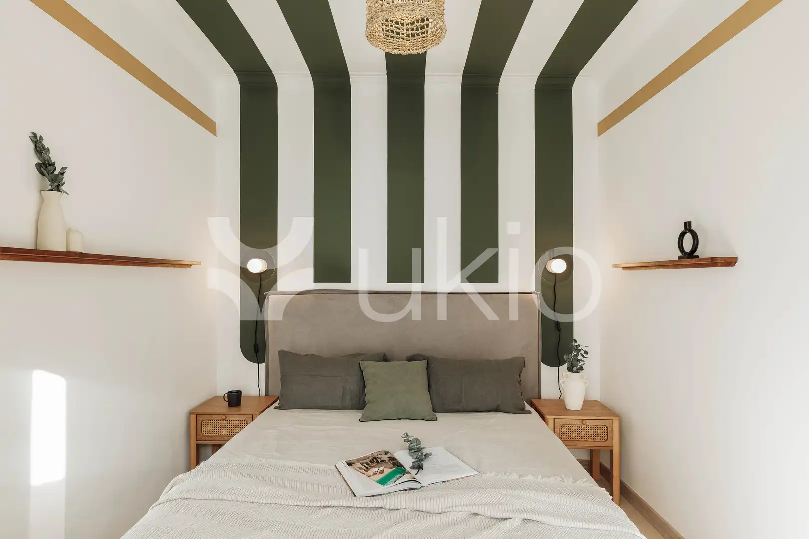 Dormitori de Apartament de lloguer en Barcelona amb Aire condicionat, Calefacció i Moblat