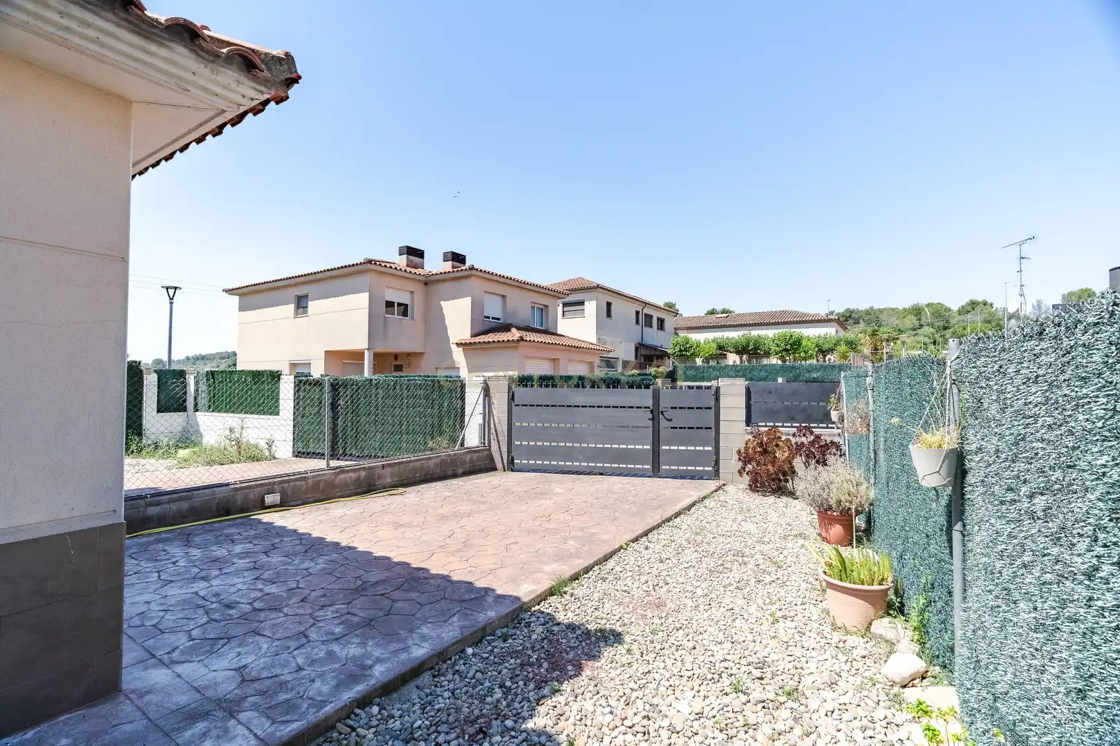 Außenansicht von Einfamilien-Reihenhaus zum Verkauf in Vila-rodona mit Privatgarten und Ofen
