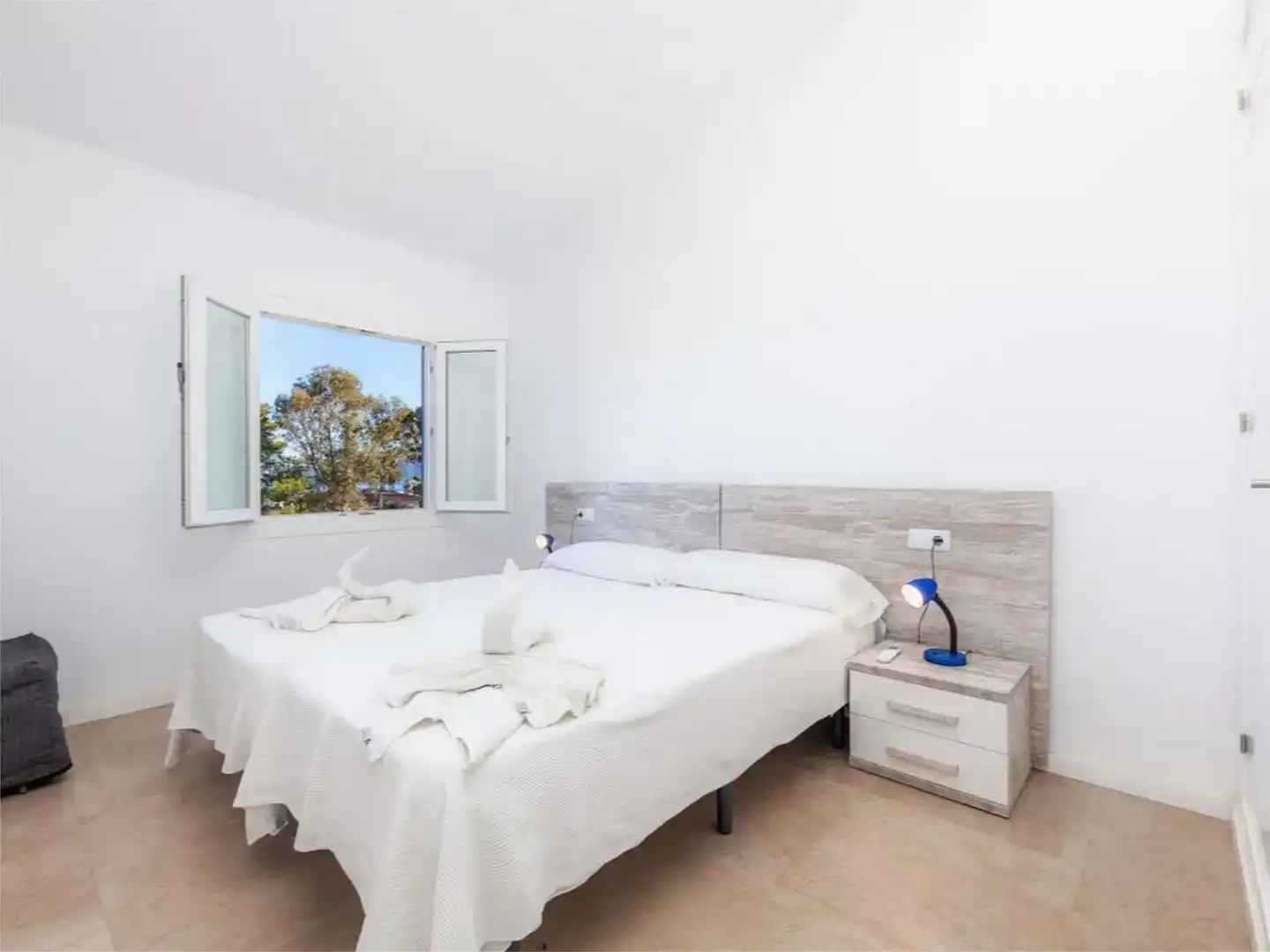 Schlafzimmer von Country house zur Miete in Alcúdia mit Klimaanlage, Privatgarten und Parkett
