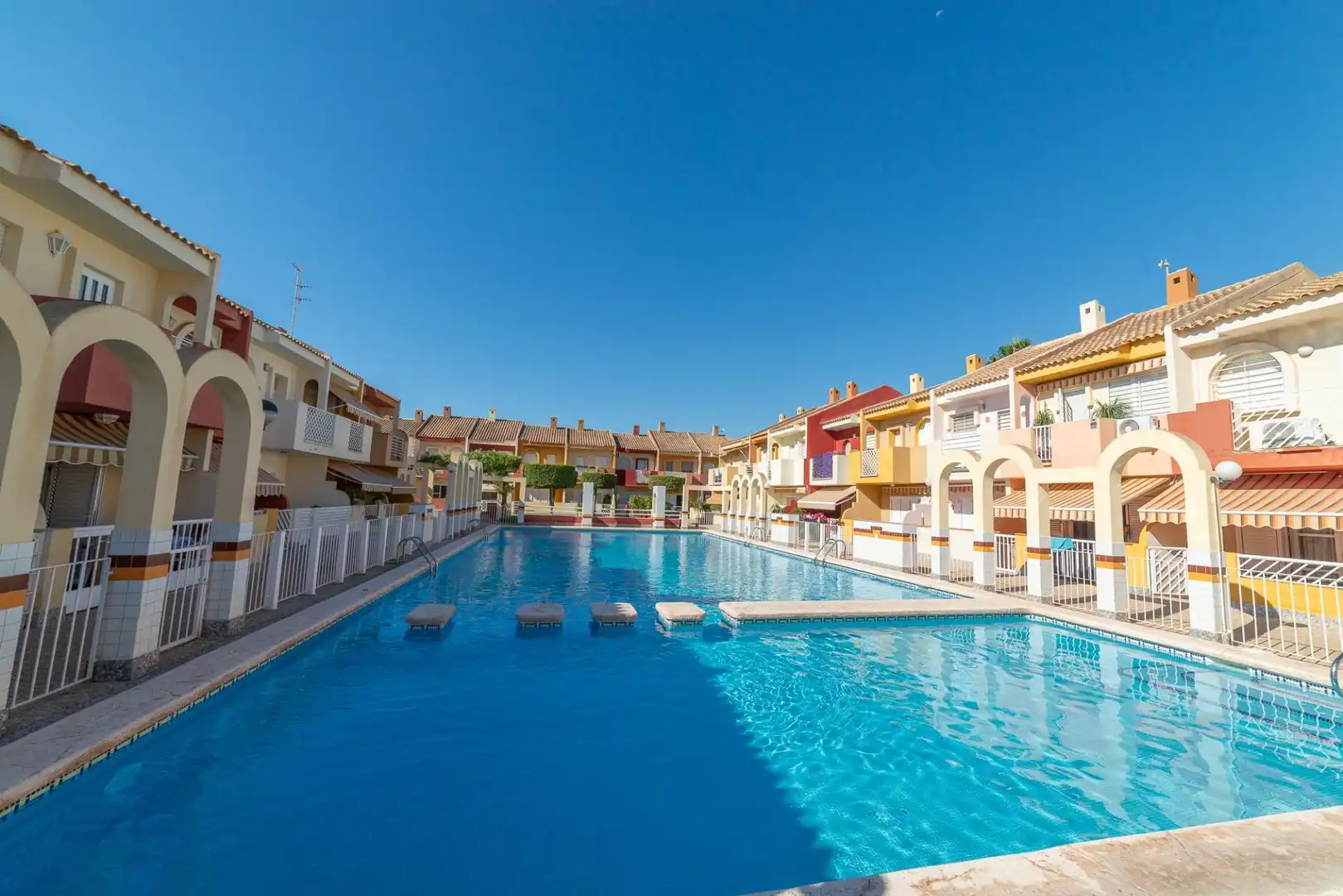 Piscina de Casa adosada en venda en San Javier amb Aire condicionat, Jardí privat i Terrassa