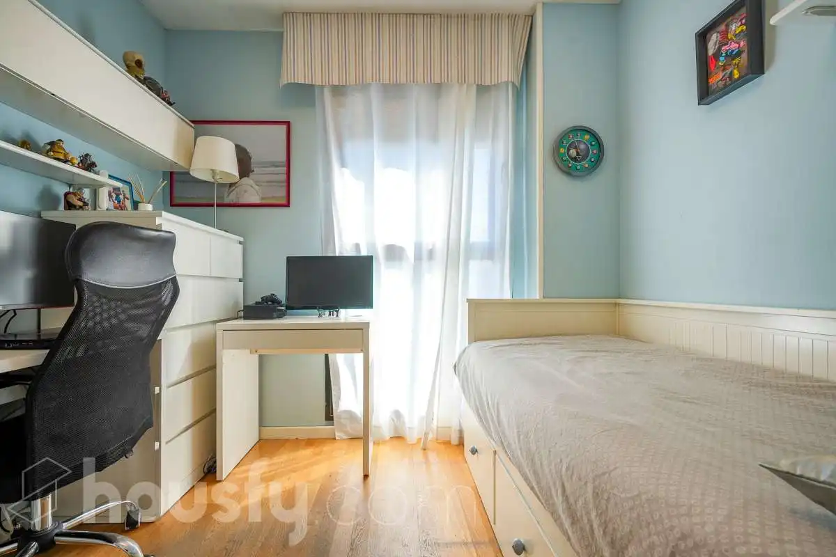 Habitación de Ático en venta en Madrid con Terraza, Trastero y Piscina comunitaria