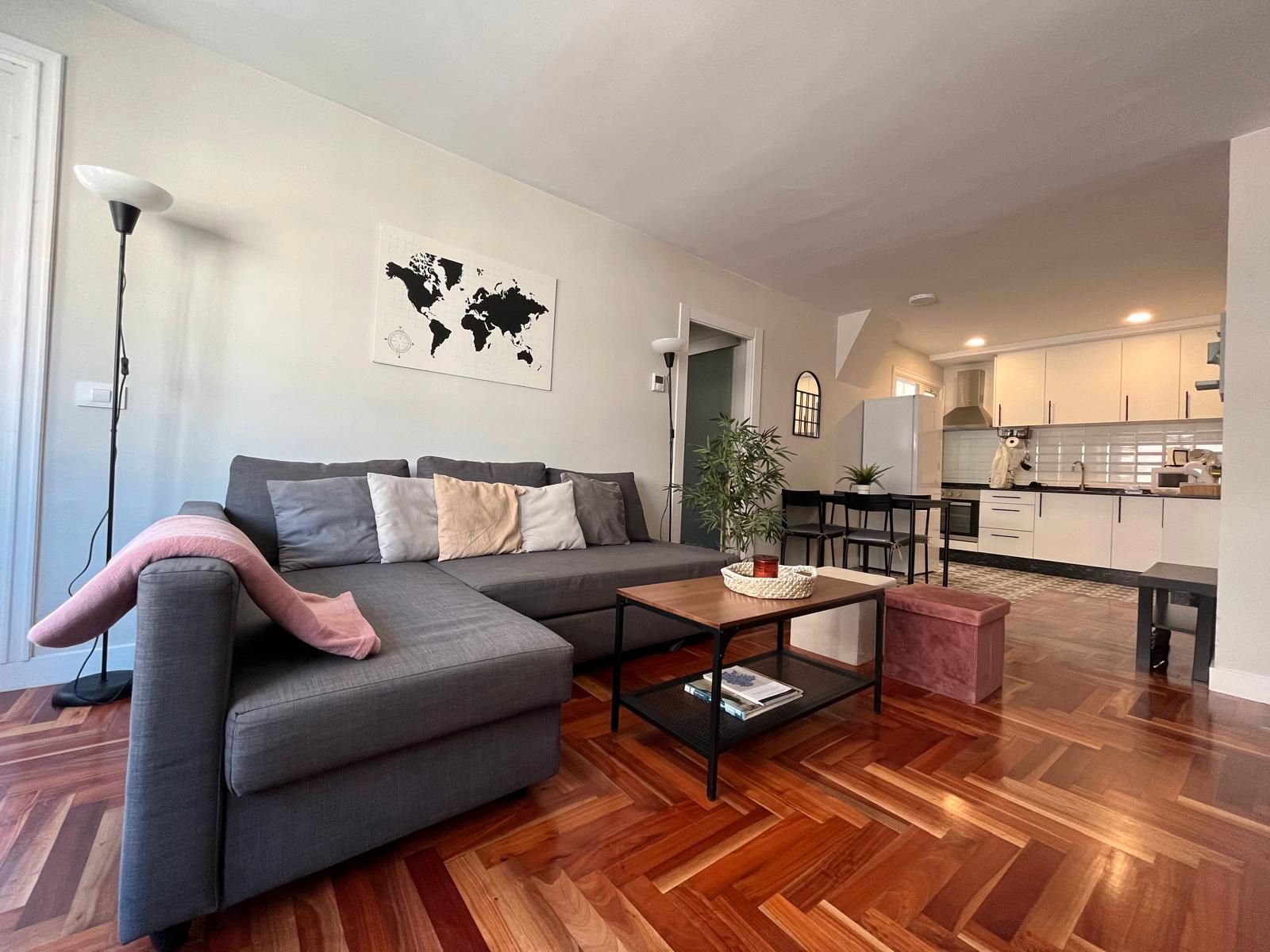 Sala d'estar de Pis de lloguer en Vigo  amb Calefacció, Parquet i Moblat