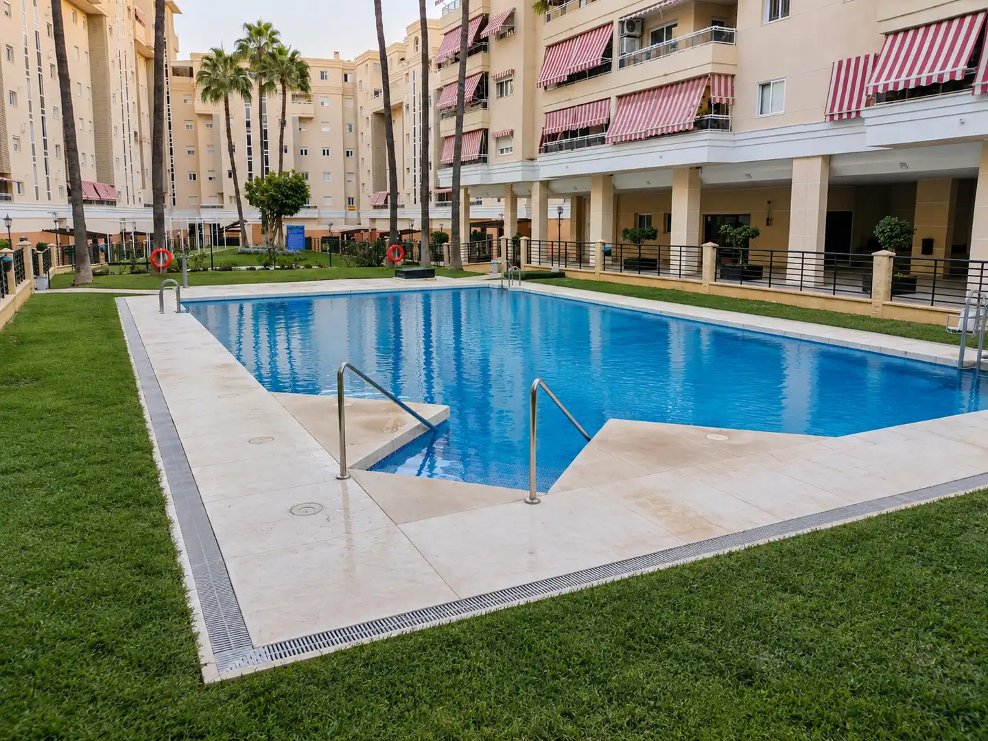Flat with pool for sale in Calle Mesonero Romanos