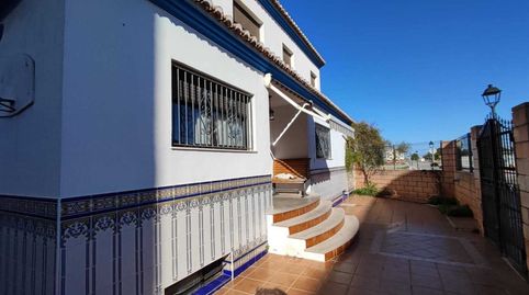 Amplio Chalet en Favara de 318m. Se distribuye en 4 dormitorios, baño, aseo, salón, cocina. Cuenta también con plaza de parking en