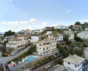 Vista exterior de Casa o xalet de lloguer en Esplugues de Llobregat amb Aire condicionat, Terrassa i Piscina