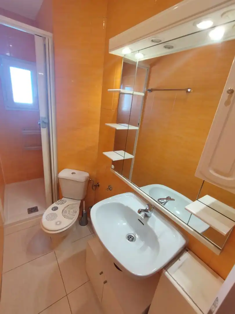 Badezimmer von Wohnung zur untervermieten in Madrid mit Heizung, Terrasse und Möbliert