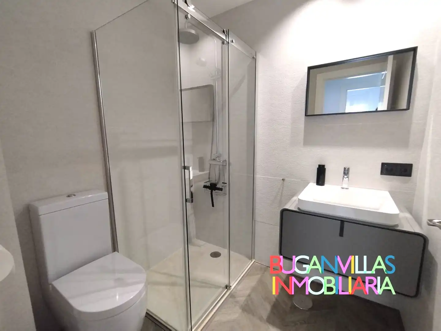 Badezimmer von Dachboden zum Verkauf in Lepe mit Abstellraum und Balkon