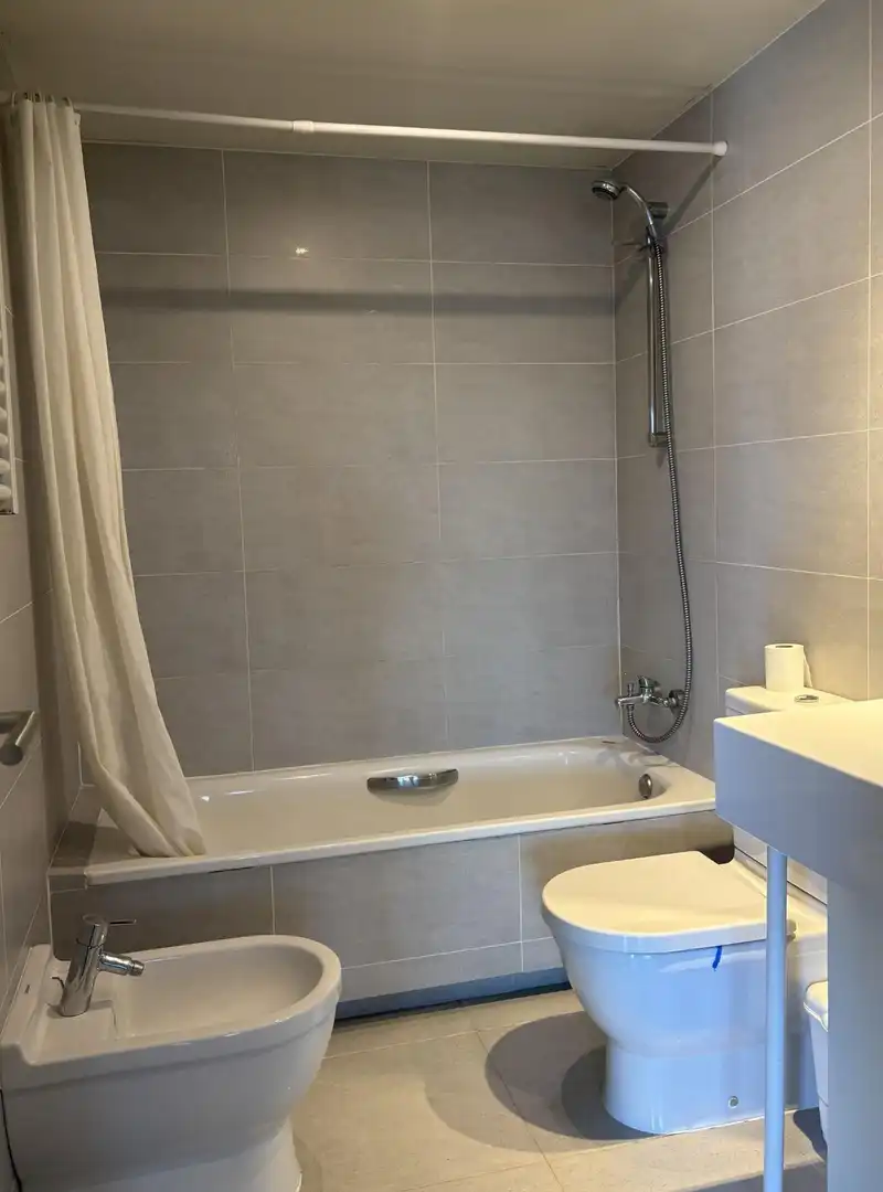 Badezimmer von Wohnung zum Verkauf in Barcelona mit Balkon