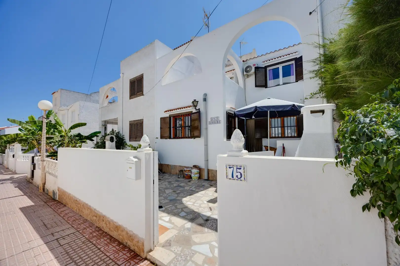 Vista exterior de Casa o xalet en venda en Torrevieja amb Aire condicionat, Jardí privat i Terrassa