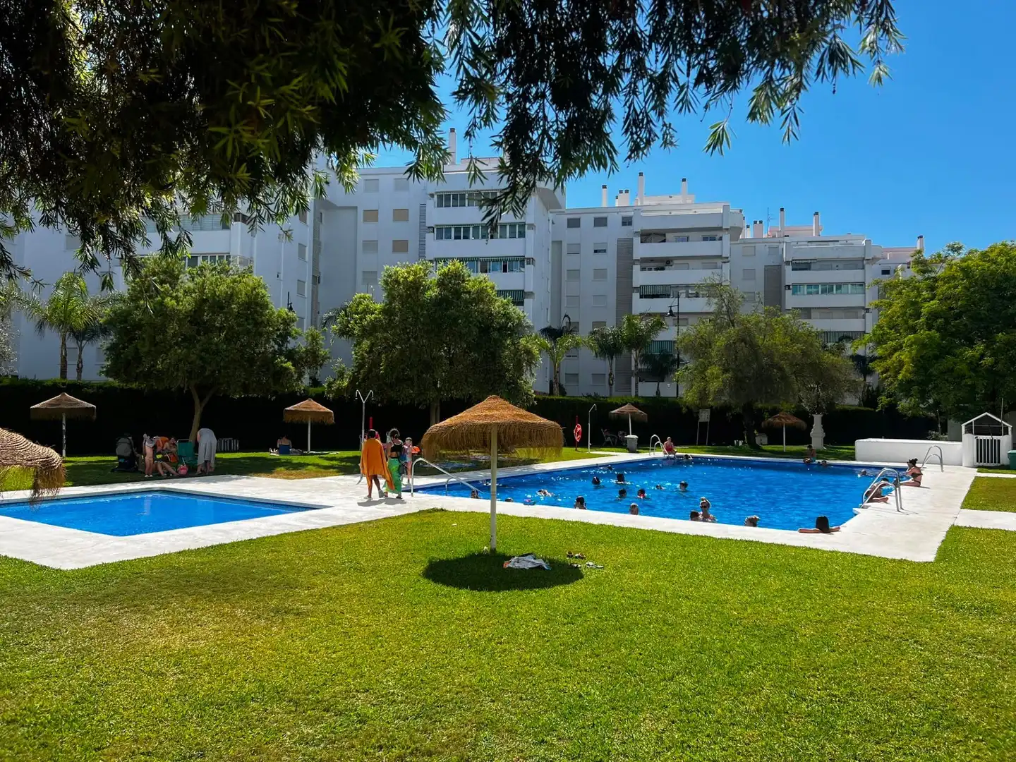 Swimming pool of Flat for sale in Fuengirola  with Air Conditioner, Heating and Terrace