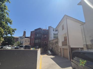 Casa con balcón en venta en Calle Granados 16