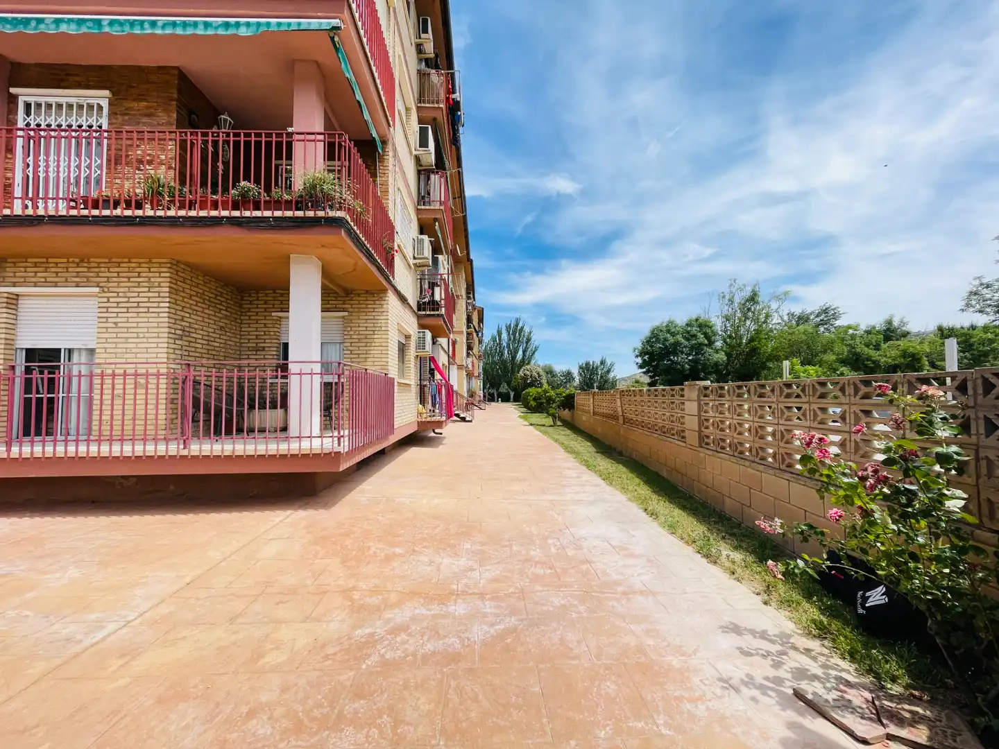 Exterior view of Flat for sale in Cadrete  with Air Conditioner, Heating and Private garden