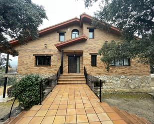 Vista exterior de Casa o xalet en venda en Venturada amb Aire condicionat, Jardí privat i Terrassa