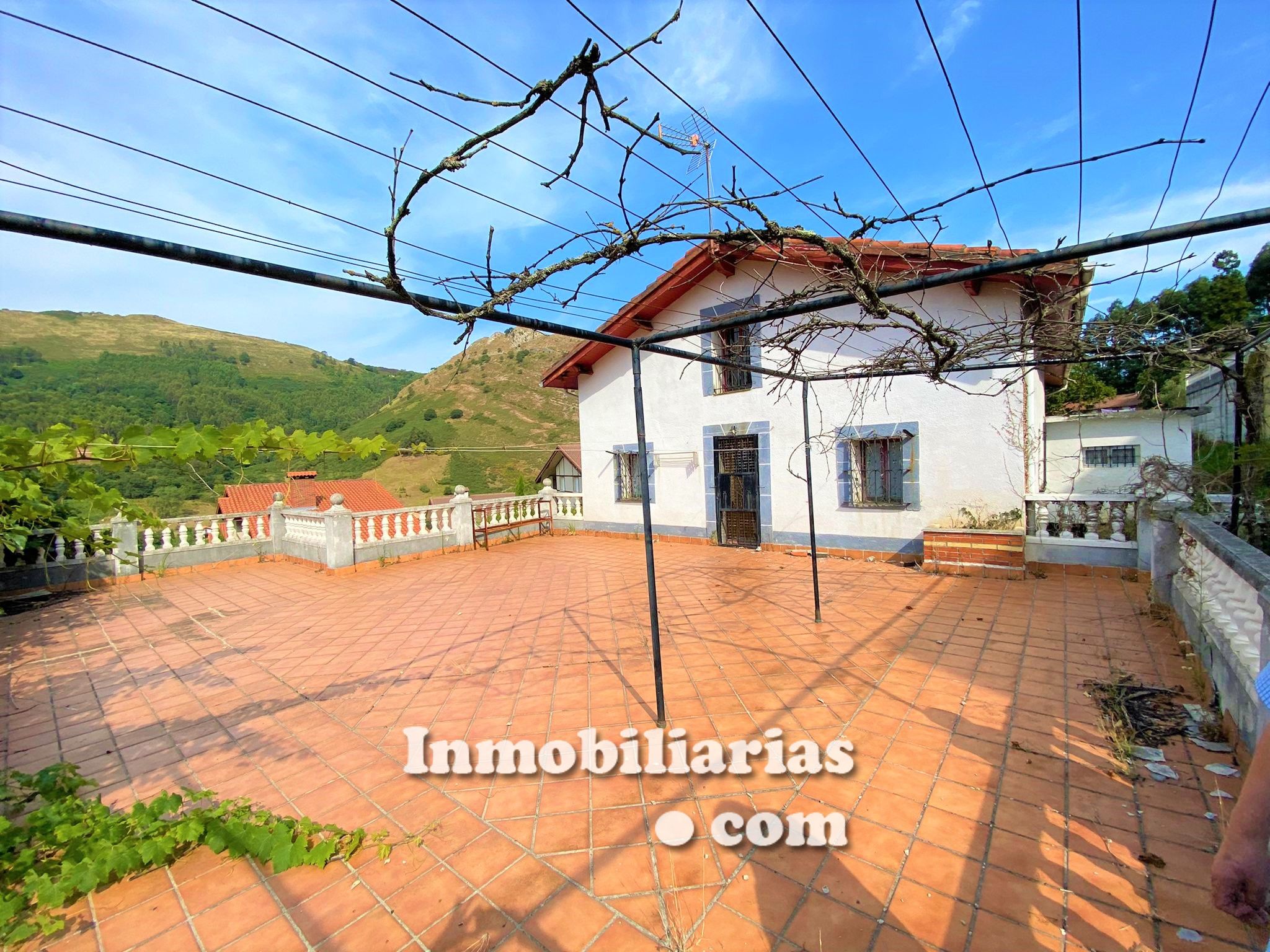 Vista exterior de Casa o xalet en venda en Castro-Urdiales amb Jardí privat, Parquet i Terrassa