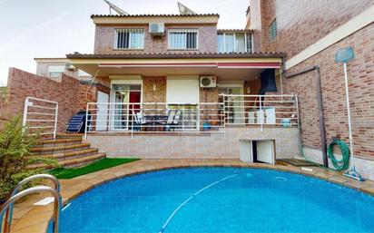 Piscina de Casa adosada en venda en Riba-roja de Túria amb Calefacció, Terrassa i Piscina