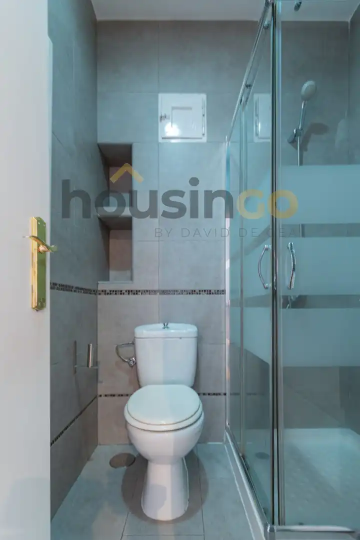 Bathroom of Flat for sale in Madrid  with Heating