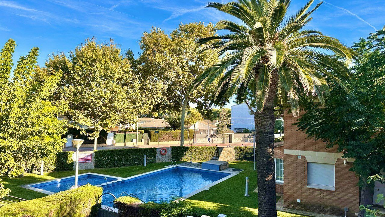 Piscina de Casa adosada en venda en Cambrils amb Aire condicionat, Calefacció i Terrassa
