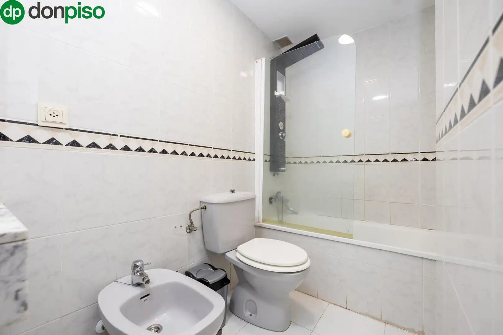 Bathroom of Flat for sale in Granada  with Alarm