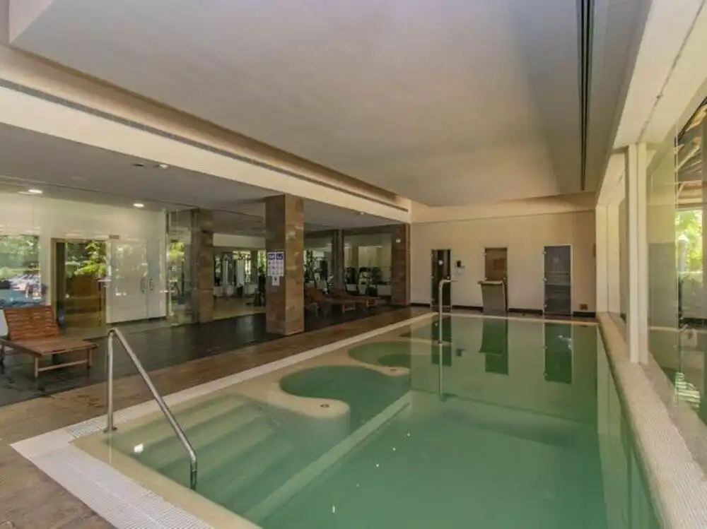 Schwimmbecken von Erdgeschoss zum Verkauf in Benahavís mit Klimaanlage, Terrasse und Abstellraum