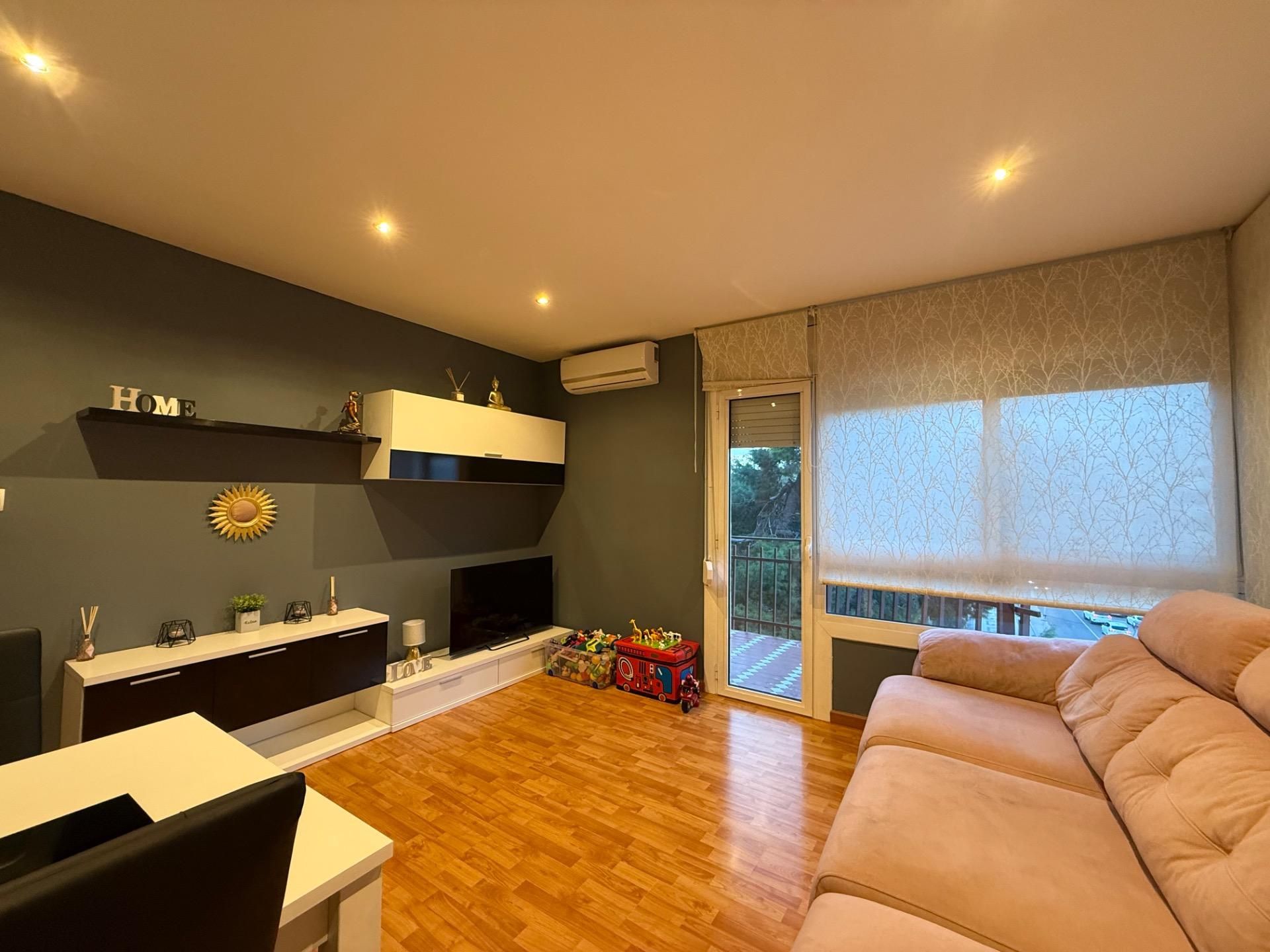 Living room of Flat for sale in Tortosa  with Parquet flooring, Terrace and Balcony