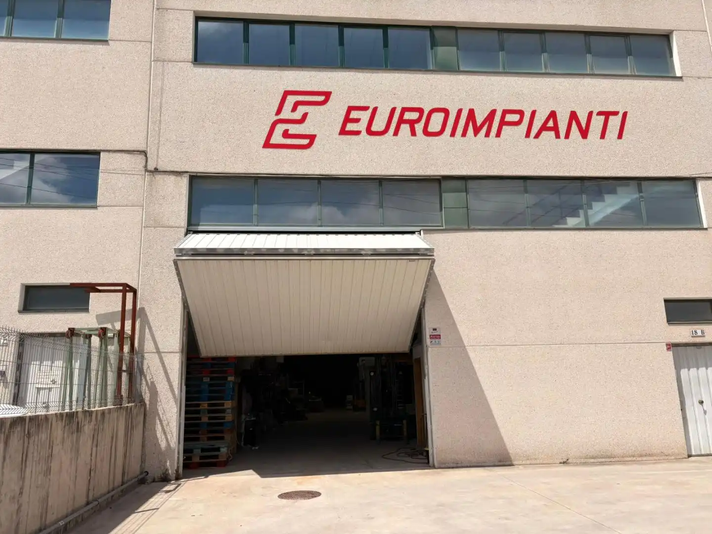 Außenansicht von Geschaftsraum zur Miete in Vallirana mit Internet und Alarm