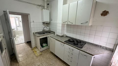 Piso de 70 metros útiles, amplio salón exterior, cocina amueblada con despensa, 3 dormitorios uno de ellos con vistas y 1 baño con