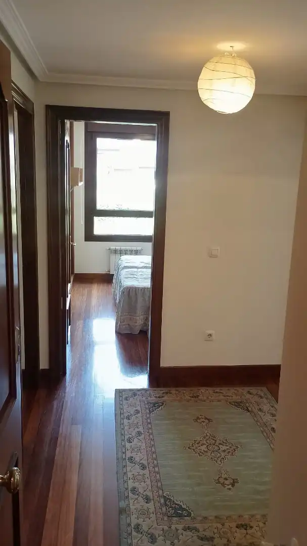 Dormitori de Pis de lloguer en Oviedo  amb Calefacció, Jardí privat i Parquet