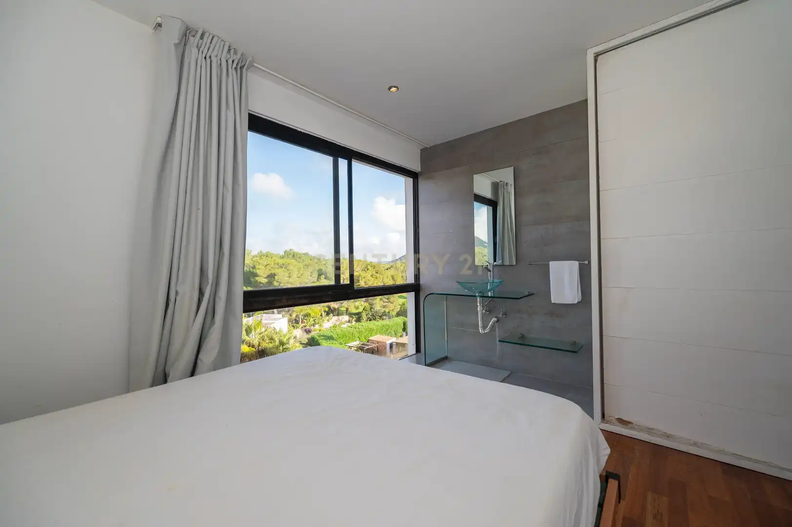 Schlafzimmer von Wohnung zum Verkauf in Santa Eulària des Riu mit Klimaanlage, Privatgarten und Balkon