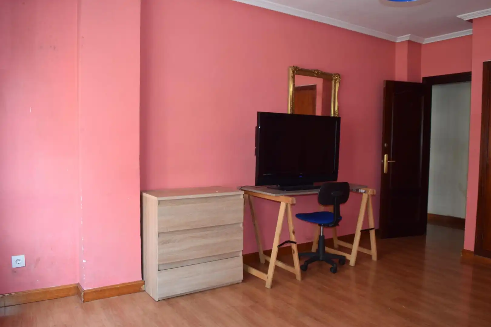 Dormitori de Pis en venda en Oviedo  amb Calefacció, Parquet i Traster