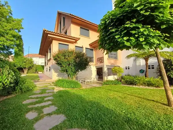 Vista exterior de Casa o xalet en venda en Vigo  amb Calefacció, Jardí privat i Parquet