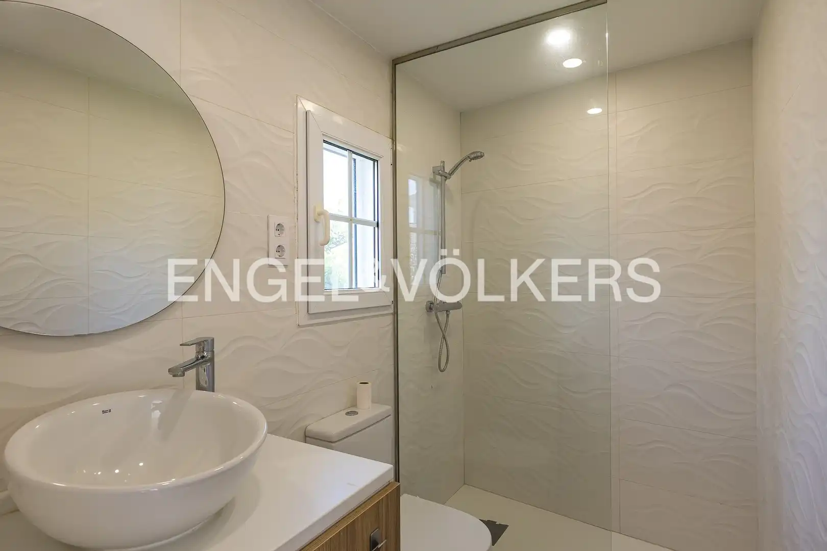 Baño de Casa o chalet en venta en Vilanova i la Geltrú con Aire acondicionado, Calefacción y Jardín privado