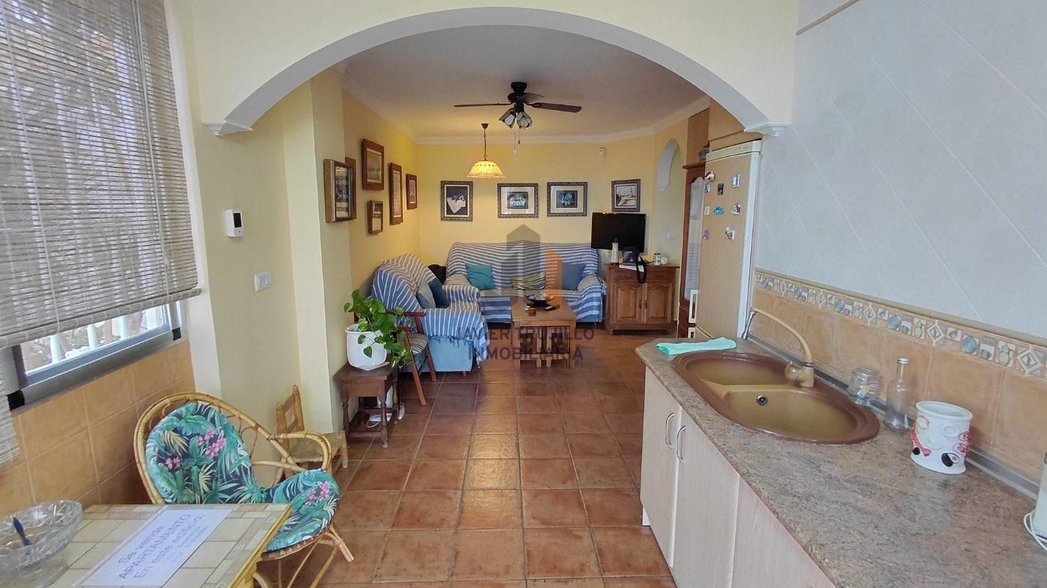 Sala de estar de Apartamento en venta en Rincón de la Victoria con Terraza, Piscina y Amueblado