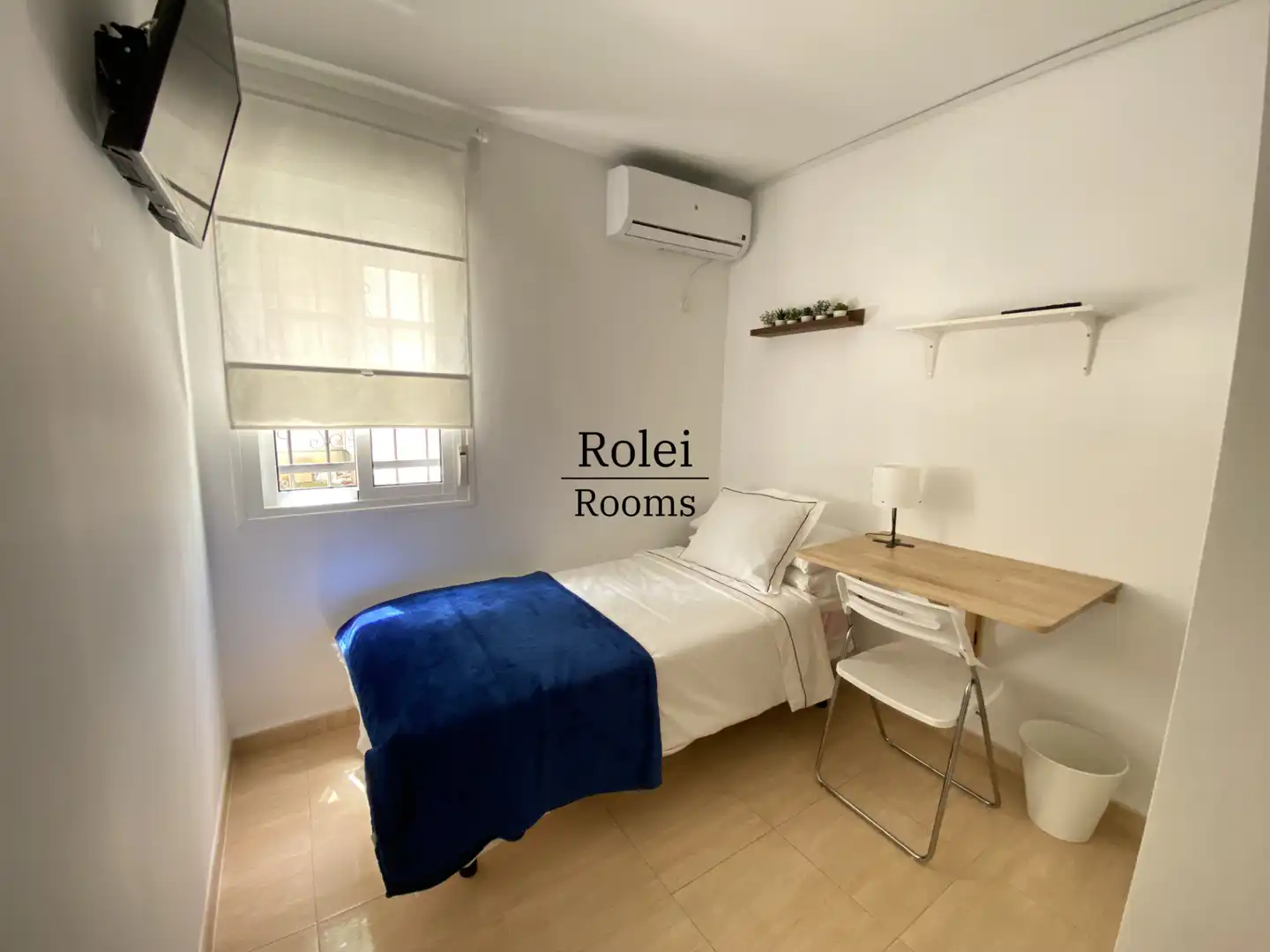 Bedroom of Flat for share in  Sevilla Capital  with Air Conditioner, Heating and Furnished