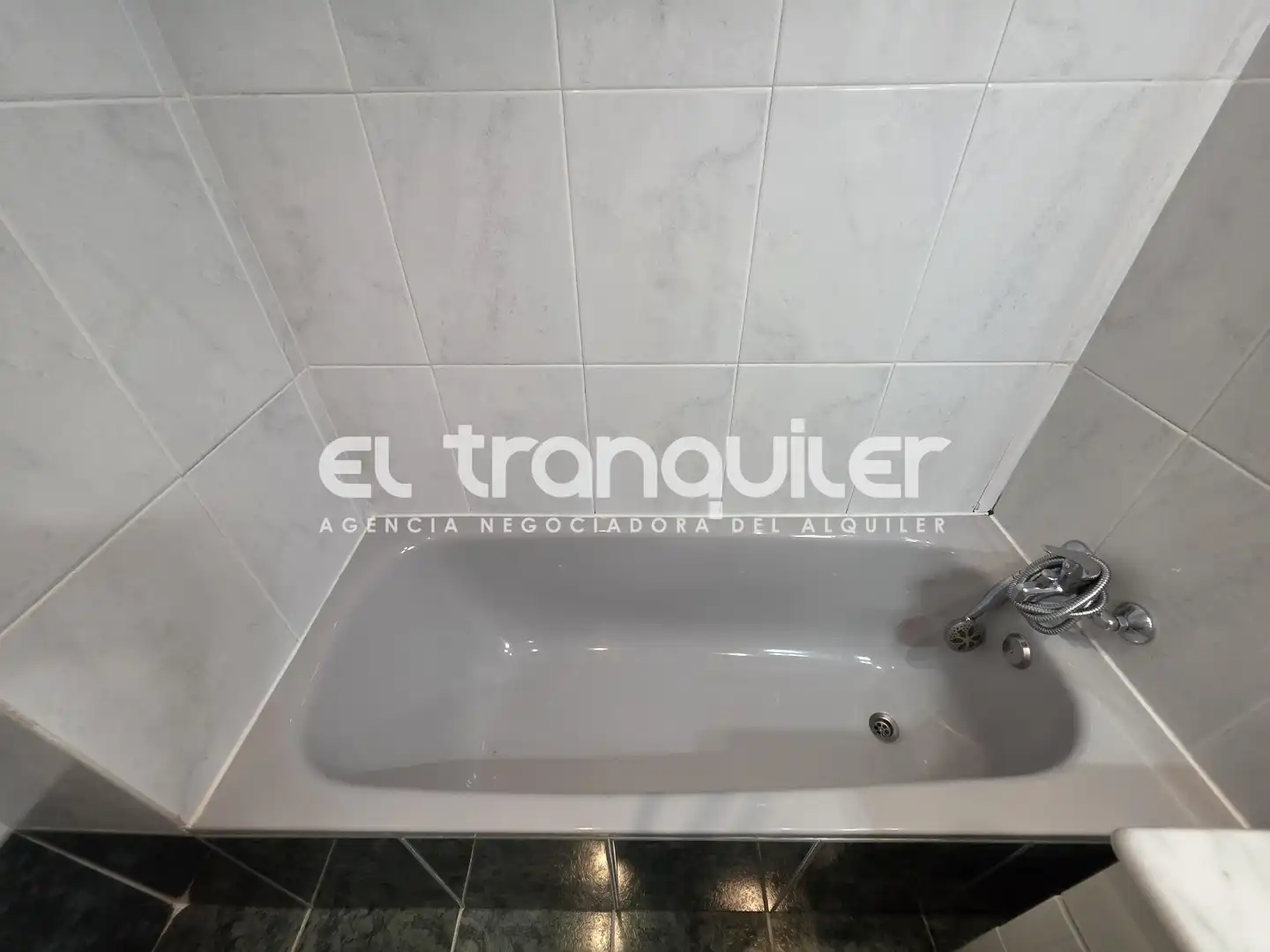 Bany de Pis de lloguer en Madrid amb Aire condicionat, Parquet i Piscina