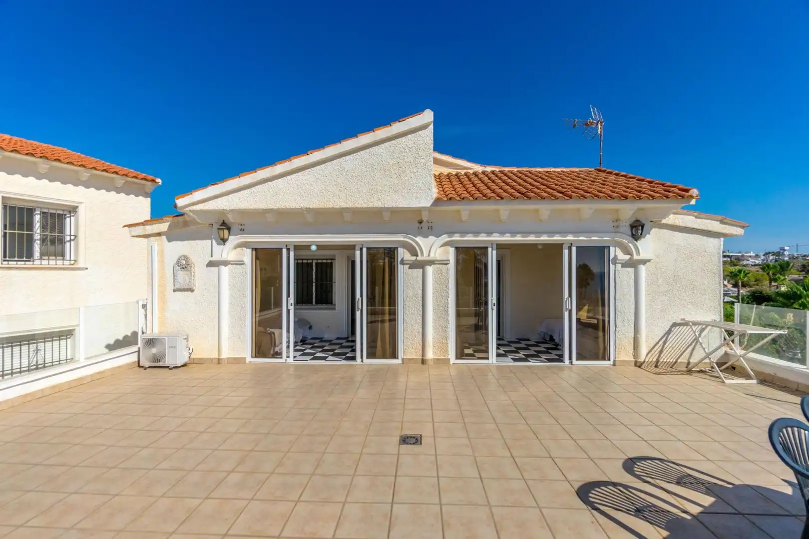 Vista exterior de Casa o xalet en venda en Orihuela amb Aire condicionat, Jardí privat i Terrassa