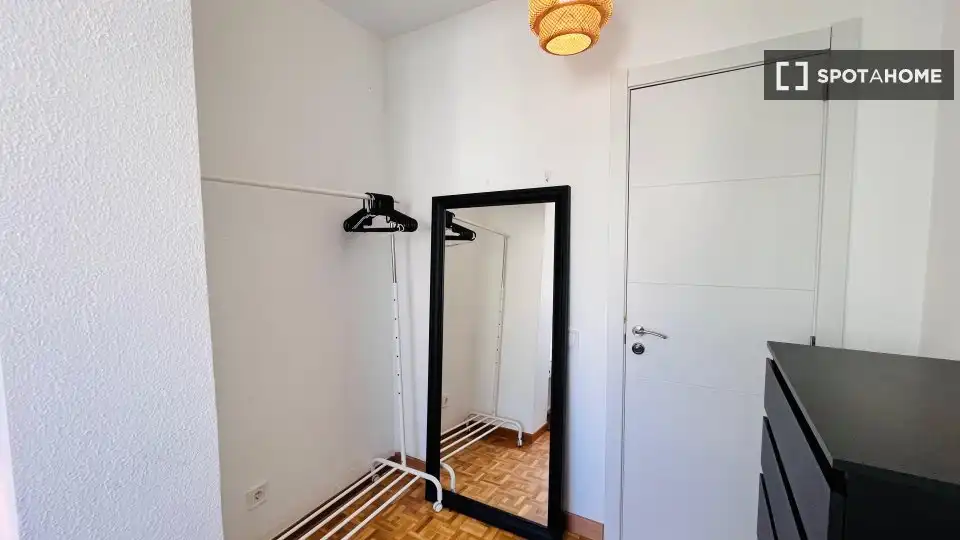 Flat for rent in Madrid  with Air Conditioner, Heating and Furnished