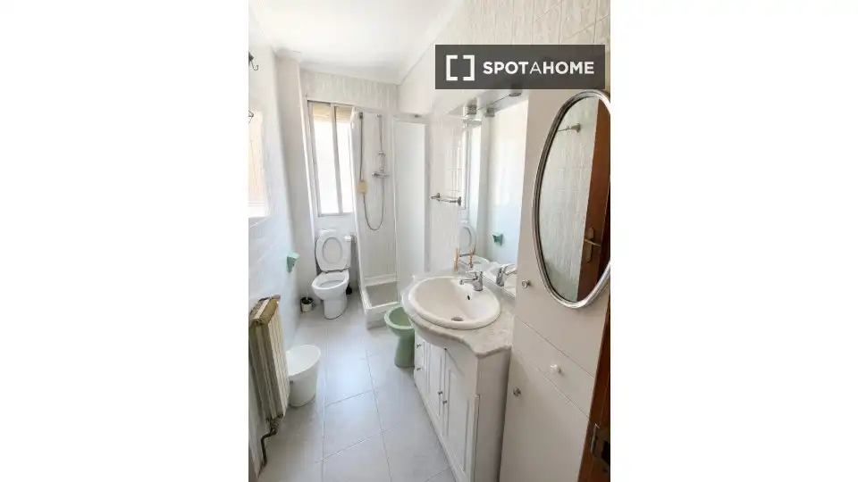 Baño de Apartamento para compartir en Madrid con Aire acondicionado, Calefacción y Terraza