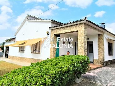 Detached house with pool for sale in Avinguda del Llac