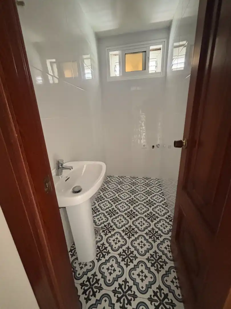 Badezimmer von Wohnung zur Miete in Vigo  mit Ofen
