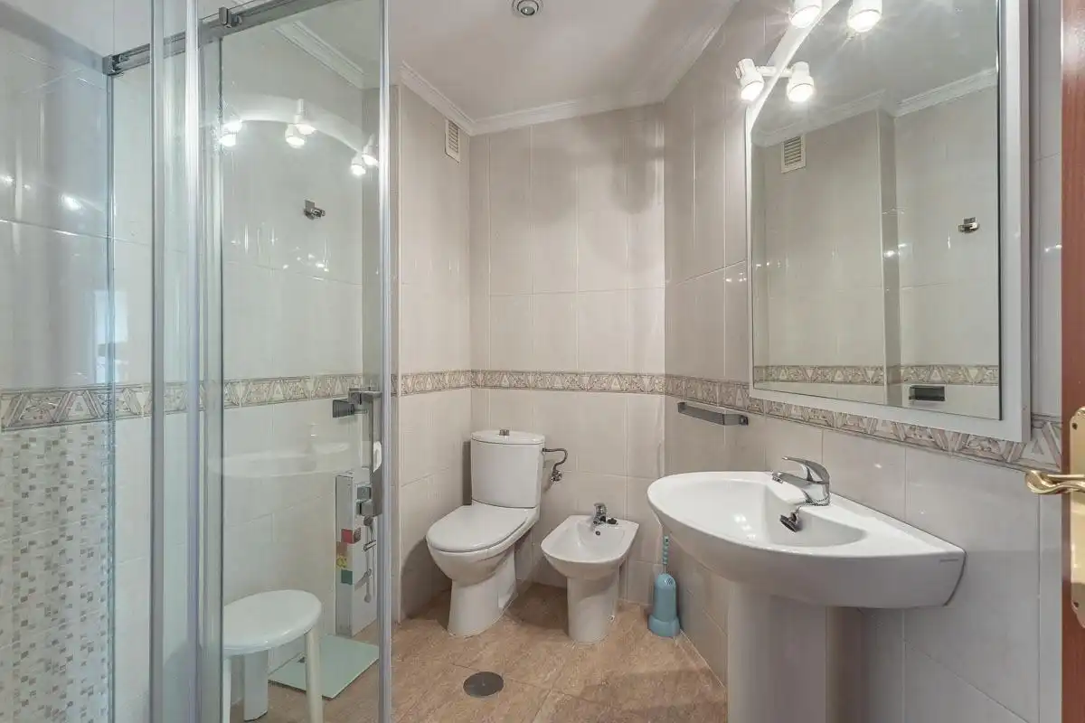 Badezimmer von Wohnung zur Miete in Granada mit Heizung und Balkon