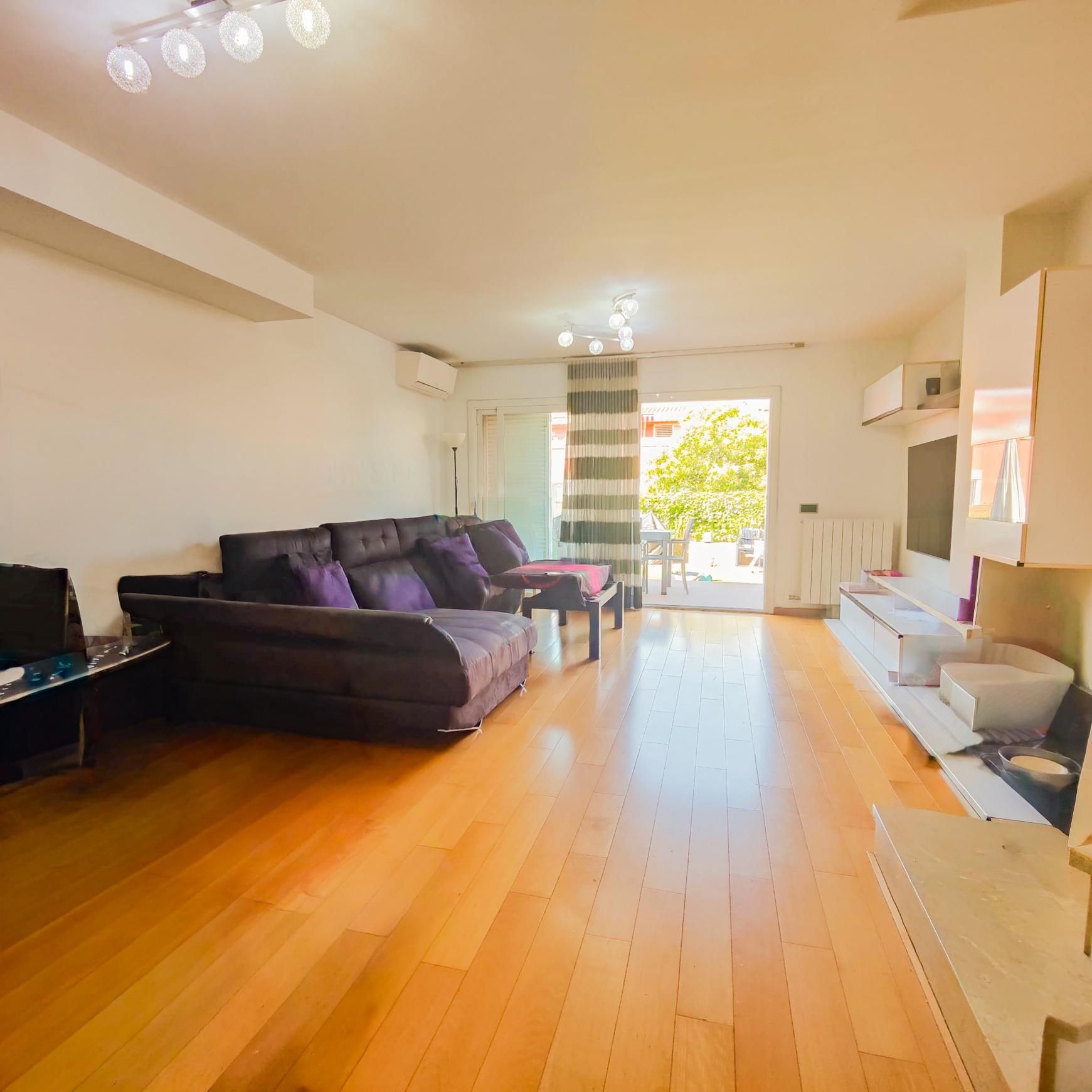 Living room of Single-family semi-detached for sale in Cerdanyola del Vallès  with Air Conditioner, Heating and Private garden