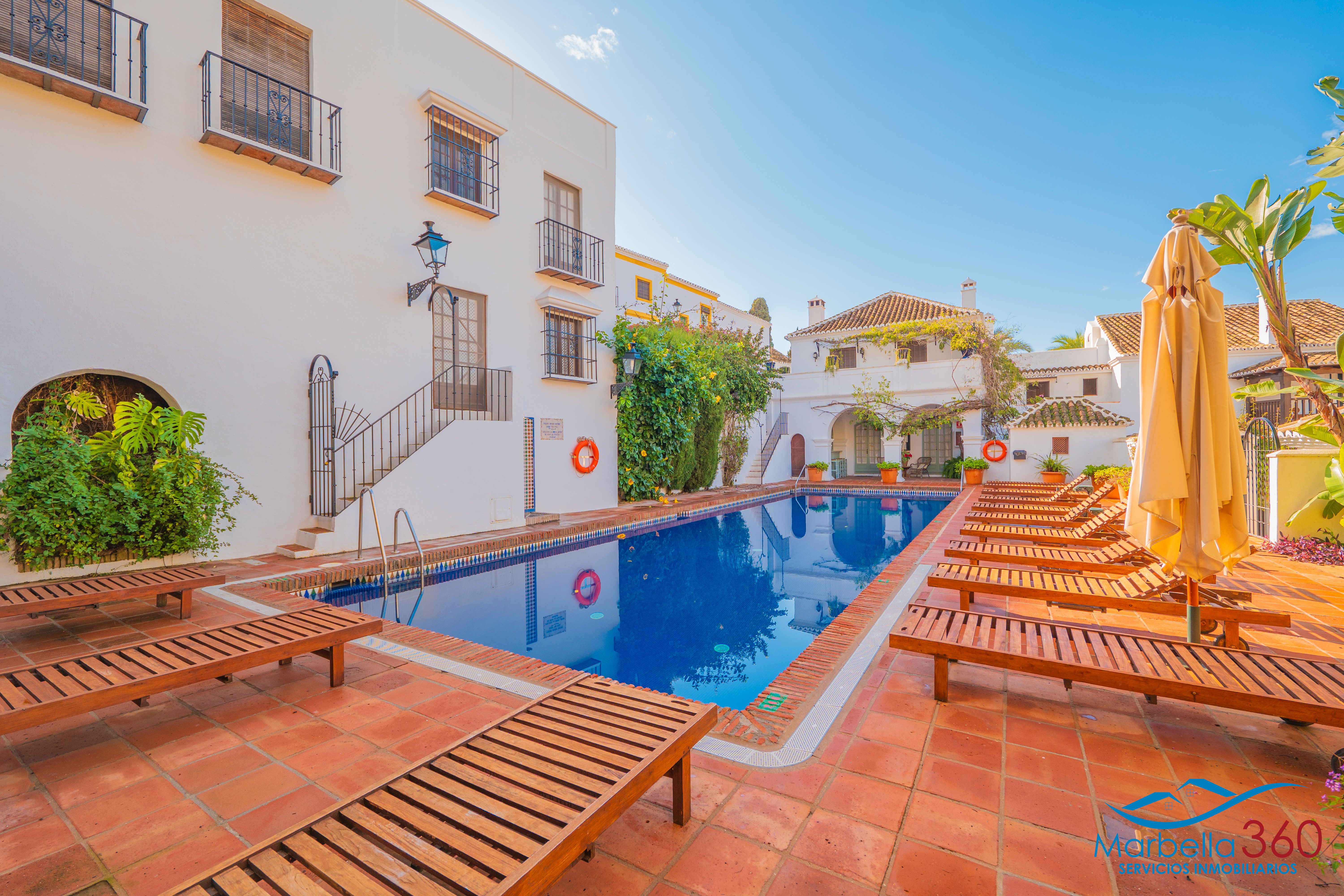 Piscina de Casa adosada en venta en Marbella con Aire acondicionado, Calefacción y Horno