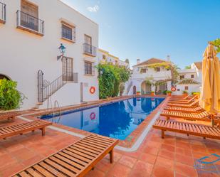 Piscina de Casa adosada en venda en Marbella amb Aire condicionat, Calefacció i Forn