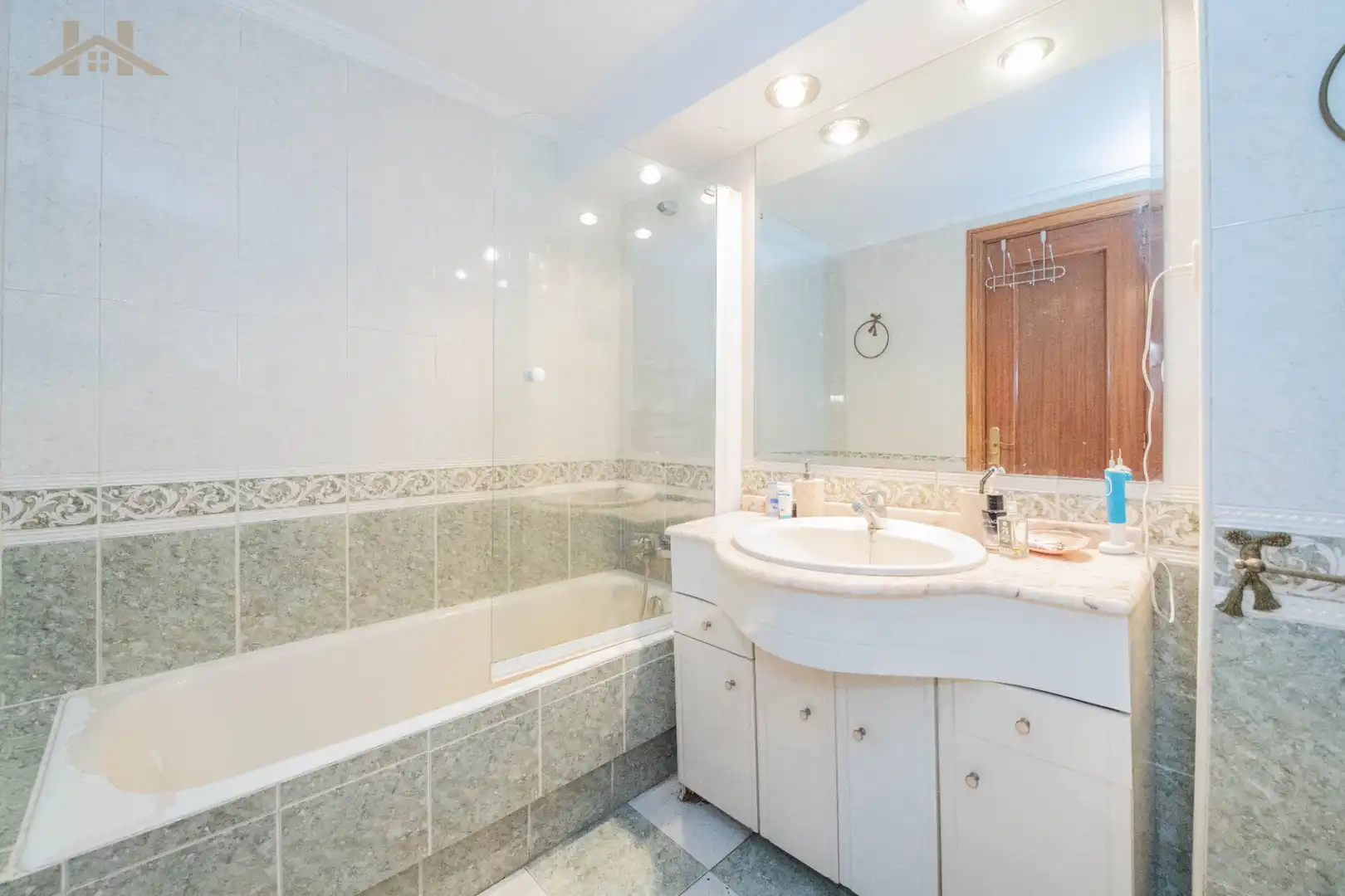 Baño de Casa adosada en venta en Pozuelo de Alarcón con Aire acondicionado, Calefacción y Jardín privado