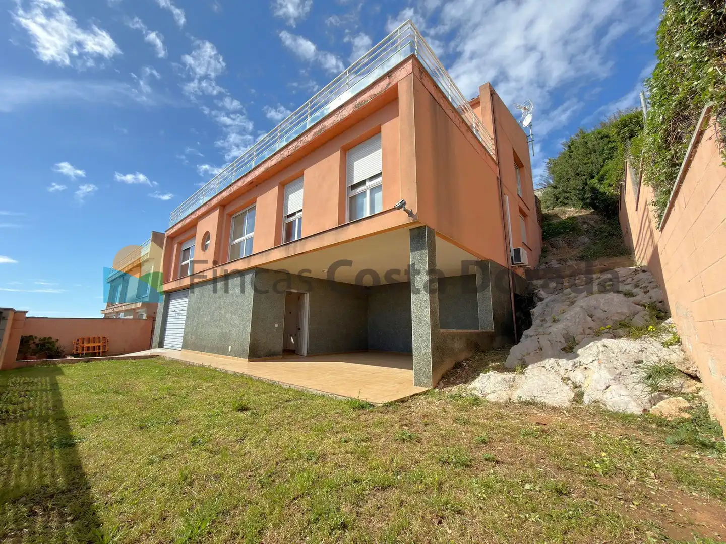 Vista exterior de Casa o xalet en venda en Cubelles amb Aire condicionat, Calefacció i Jardí privat
