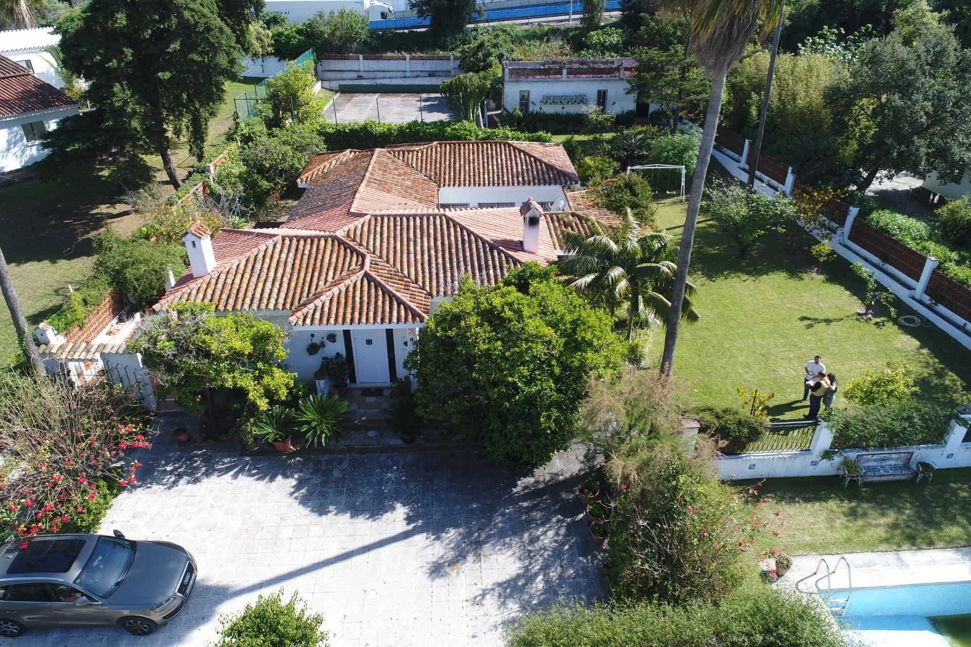 Vista exterior de Casa o xalet en venda en Algeciras amb Jardí privat, Terrassa i Traster