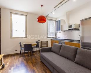 Sala d'estar de Apartament de lloguer en  Madrid Capital amb Aire condicionat, Calefacció i Moblat