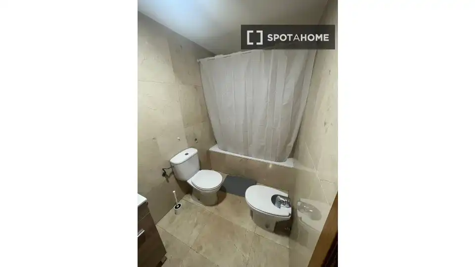 Bathroom of Flat for share in Getafe  with Air Conditioner, Heating and Furnished