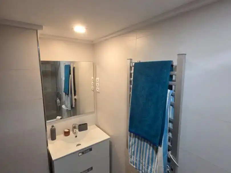 Badezimmer von Wohnung zur Miete in Gandia mit Klimaanlage, Schwimmbad und Möbliert
