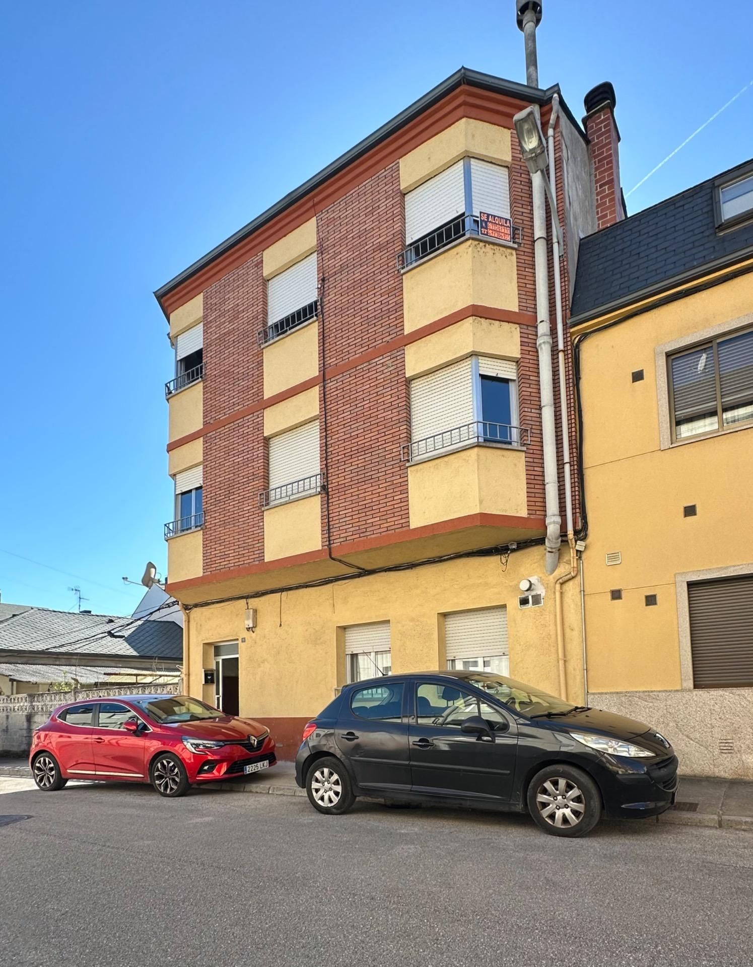 Vista exterior de Edifici en venda en Ponferrada